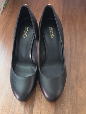 Michael Kors Black Round-Toe Leather Heels